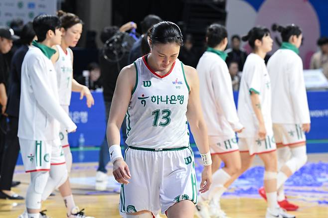 고개숙인 하나은행 김정은.  WKBL 제공