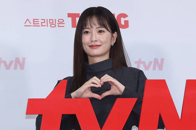 18일 오후 서울 구로구 라마다신도림호텔에서 열린 tvN 드라마 ‘사랑은 외나무다리에서’ 제작발표회에서 배우 정유미가 포즈를 취하고 있다. 2024.11.18. 연합뉴스