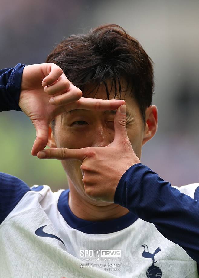 ▲ 스카이스포츠'의 플로리안 플레텐베르크 기자는 “손흥민은 토트넘과&nbsp;동행을 선택했다. 토트넘도 손흥민과 2026년까지 계약을 연장할 준비를 마쳤다”고 보도하며 손흥민의 잔류를 기정사실화했다. 보도 이후 영국 매체 '더 하트 태클'도&nbsp;"손흥민이&nbsp;토트넘 잔류를 원한다. 손흥민이 토트넘과 계약을 연장할 가능성이 높다는 보도가 나왔다. 토트넘은 곧 그와 1년 연장 계약을 체결할 예정이다"라고 전했다. 손흥민의 헌신은 단순히 경기력에만 국한되지 않았다. 그는 팀원들과 팬들에게 존경받는 리더로 자리 잡았으며, 어린 선수들에게도 좋은 본보기가 되고 있다. 영국 매체 ‘투 더 레인 앤 백’은 “토트넘에는 리더가 부족하다. 손흥민은 선수들과 팬들로부터 신뢰를 받고 있으며, 팀의 미래를 위해 중요한 역할을 할 수 있다”고 평가했다. 손흥민은 팀 내 유망주인 마이키 무어와 같은 젊은 선수들에게 훌륭한 멘토가 될 것으로 기대된다