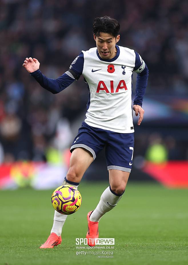 ▲ 스카이스포츠'의 플로리안 플레텐베르크 기자는 “손흥민은 토트넘과&nbsp;동행을 선택했다. 토트넘도 손흥민과 2026년까지 계약을 연장할 준비를 마쳤다”고 보도하며 손흥민의 잔류를 기정사실화했다. 보도 이후 영국 매체 '더 하트 태클'도&nbsp;"손흥민이&nbsp;토트넘 잔류를 원한다. 손흥민이 토트넘과 계약을 연장할 가능성이 높다는 보도가 나왔다. 토트넘은 곧 그와 1년 연장 계약을 체결할 예정이다"라고 전했다. 손흥민의 헌신은 단순히 경기력에만 국한되지 않았다. 그는 팀원들과 팬들에게 존경받는 리더로 자리 잡았으며, 어린 선수들에게도 좋은 본보기가 되고 있다. 영국 매체 ‘투 더 레인 앤 백’은 “토트넘에는 리더가 부족하다. 손흥민은 선수들과 팬들로부터 신뢰를 받고 있으며, 팀의 미래를 위해 중요한 역할을 할 수 있다”고 평가했다. 손흥민은 팀 내 유망주인 마이키 무어와 같은 젊은 선수들에게 훌륭한 멘토가 될 것으로 기대된다