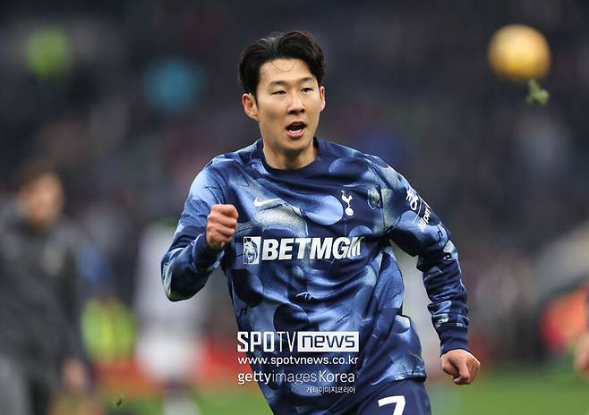 ▲ 스페인 매체 '피차헤스'는 "손흥민은 토트넘이 제안한 계약 연장 조건에 불만이 있다. 팀이 현재 조건과 동일한 수준으로 계약을 갱신하려는 계획 때문이다. 손흥민은 자신의 뛰어난 성과를 고려할 때 이와 같은 제안이 불충분하다고 느낀다"며 "손흥민은 자신의 헌신과 성과가 계약 기간, 급여에서 개선된 조건으로 받아야 한다고 생각한다"고 보도했다. 스페인에서도 손흥민의 가치를 똑같이 평가하려는 토트넘을 의아하게 바라보고 있다. 그럼에도 토트넘은 손흥민과 기존과 같은 주급에 계약을 1년 더 연장하는 팀 옵션만 발동할 생각이다.