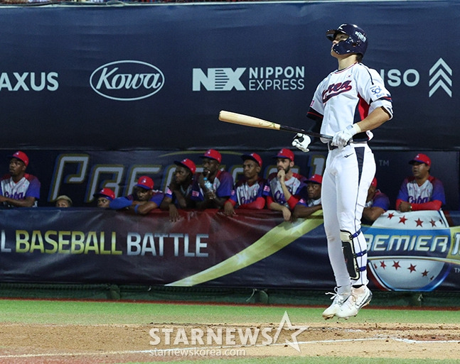 김도영이 14일 대만 타이베이시 톈무 야구장에서 열린 쿠바와 2024 세계야구소프트볼연맹(WBSC) 프리미어12 B조 조별예선 2차전에서 2회 말 만루홈런을 터트리고 점프하고 있다. /사진=김진경 대기자