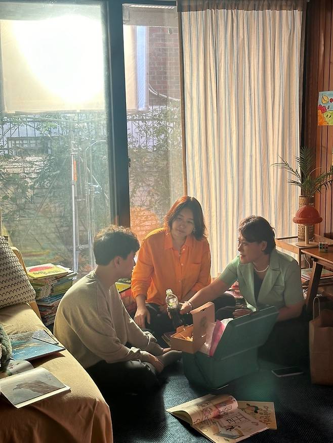 기업광고 주인공 김시혁 군과 함께 한 황수경 대표(가운데) [아스트로젠 제공. 재판매 및 DB 금지]