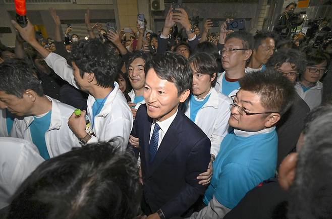 '갑질 논란'을 딛고 재선에 성공한 일본 효고현 지사    [교도=연합뉴스, DB화 및 재배포 금지] 17일 치러진 효고현 지사 선거에서 '갑질 논란'에도 재선에 성공한 사이토 모토히코 전 지사가 자원봉사자 등 지지자들에 둘러싸여있는 모습. 2024.11.18.