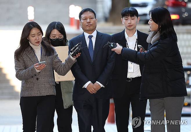 '티메프 사태'  구영배 대표, 다시 영장심사 (서울=연합뉴스) 류영석 기자 =  티몬과 위메프의 대규모 미정산 사태와 관련해 특경법상 사기, 횡령, 배임 등 혐의를 받는 구영배 큐텐그룹 대표가 18일 오전 서울 서초구 서울중앙지방법원에서 열린 구속 전 피의자 심문(영장실질심사)에 출석하고 있다. 2024.11.18 ondol@yna.co.kr