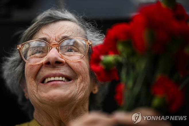 카네이션 혁명 영감 준 '카네이션 여인' 별세 (리스본 AFP=연합뉴스) 1970년대 포르투갈 민주화 혁명인 카네이션 혁명에 이름을 붙인 '카네이션 여인' 셀레스트 카에이루가 지난 15일(현지시간) 91세로 세상을 떠났다. 사진은 지난 4월 25일 혁명 50주년 행사에 참석한 카에이루. 2024.11.18