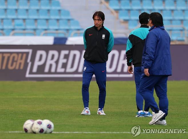 훈련 준비하는 홍명보 감독 (암만[요르단]=연합뉴스) 황광모 기자 = 11회 연속 월드컵 본선 진출을 도전하고 있는 한국 축구 국가대표팀의 홍명보 감독이 2026 북중미 월드컵 아시아 3차 예선 B조 6번째 경기인 팔레스타인 전을 하루 앞두고 18일 오후(현지시간) 요르단 암만 국제경기장에서  공식 훈련에 앞서 생각에 잠겨 있다. 2024.11.18 hkmpooh@yna.co.kr