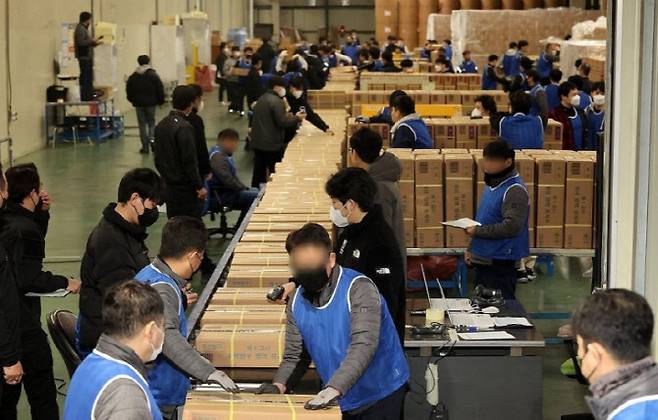 2025학년도 대학수학능력시험일을 사흘 앞둔 지난 11일 세종시 한 인쇄공장에서 수능시험 문답지가 전국 시험지구로 배부되고 있다.(사진=연합뉴스)