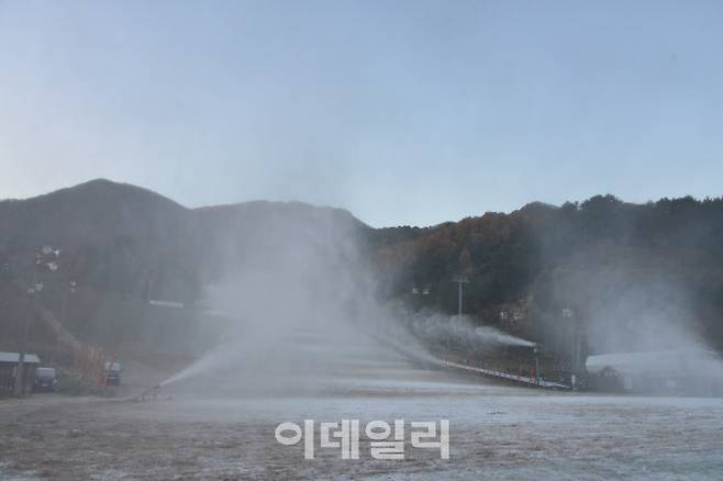 18일 새벽 전북특별자치도 무주지역에 한파경보가 내리며 기온이 영하로 떨어지자 무주덕유산리조트 스키장이 올해 첫 제설 작업을 시작했다. (사진=부영그룹)