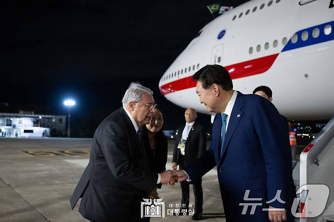 주요 20개국(G20) 정상회의에 참석하는 윤석열 대통령이 17일(현지시간) 브라질 리우데자네이루 갈레앙 공군기지에 도착해 영접 인사들과 악수하고 있다. (대통령실 홈페이지) 2024.11.18/뉴스1 ⓒ News1 송원영 기자