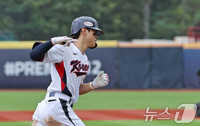 18일(현지시간) 오후 대만 타이베이시 톈무 야구장에서 열린 2024 WBSC 프리미어12 B조 예선 대한민국과 호주의 경기 6회말 대한민국 공격 2사 1루 상황에서 김도영이 투런 홈런을 친 뒤 세리머니 하고 있다. 2024.11.18/뉴스1 ⓒ News1 장수영 기자