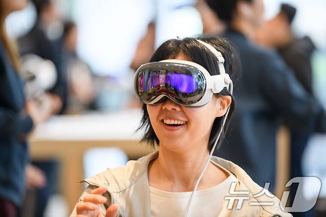 15일 서울 중구 애플 명동점에서 한 고객이 국내 출시된 '애플 비전 프로(Apple Vision Pro)'를 체험하고 있다. 애플이 '공간형 컴퓨터'라 부르는 비전 프로는 안경처럼 착용하는 기기다. 180도 시야각을 갖춘 전면 디스플레이로 가상현실(VR)과 증강현실(AR) 콘텐츠와 서비스를 이용할 수 있다. (애플 제공) 2024.11.15/뉴스1