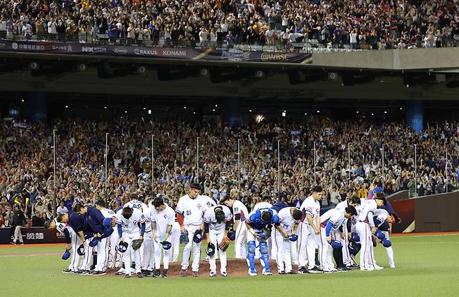 13일 오후 대만 타이베이돔에서 열린 2024 세계야구소프트볼연맹(WBSC) 프리미어12 B조 조별리그 대한민국과 대만의 경기. 승리를 거둔 대만 선수들이 인사하고 있다. 사진 | 타이베이=연합뉴스