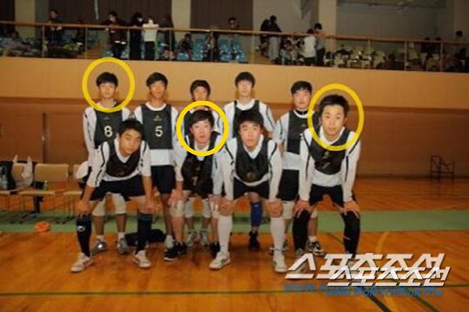 2011년 오사카 범태평양 킨볼대회에 대한민국 국가대표로 첫 출전한 남자대표팀. 원안은 송민수 심판, 류강래 킨볼 남자대표팀 감독, 배경규 한국킨볼협회 이사.