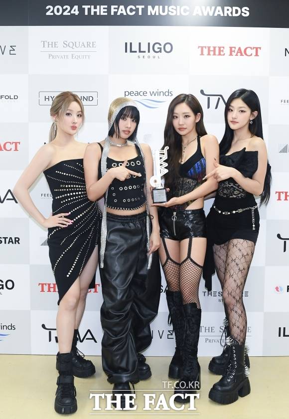 그룹 키스오브라이프가 '2024 더팩트 뮤직 어워즈' 백스테이지에서 <더팩트>와 만나 인터뷰를 진행했다. /교세라 돔 오사카=장윤석 기자