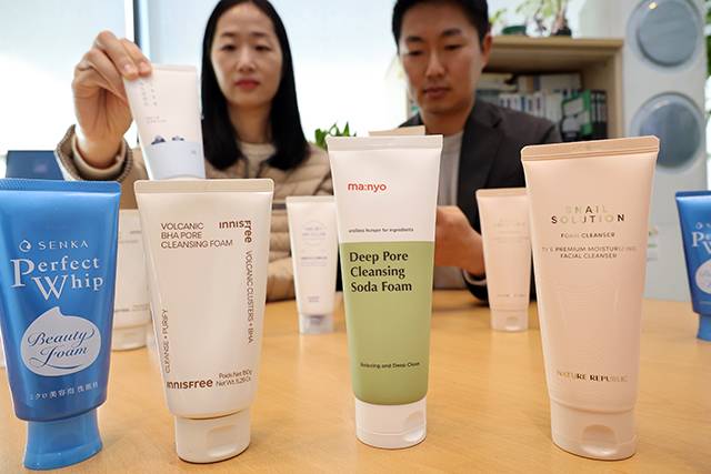 한국소비자원 관계자가 19일 세종시 정부세종청사에서 소비자 선호도가 높은 폼클렌저 10개 제품에 대한 시험·평가 결과 피부에 바른 자외선차단제를 제거하는 성능은 제품 간 차이가 있고, 메이크업을 세정하는 데 사용되는 클렌징 오일을 제거하는 성능은 전 제품이 우수했다고 밝히고 있다. /뉴시스