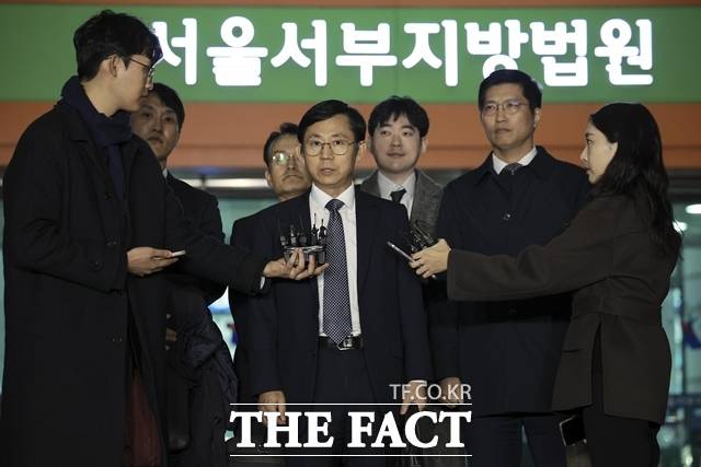 '연세대 수시모집 논술 문제 유출 의혹' 관련 연세대학교 측 대리인인 김선태 변호사가 19일 서울 마포구 서울서부지법에서 열린 연세대학교 논술시험 효력정지 가처분 이의신청 수험생 18명 상대 1차 심문기일을 마친 뒤 입장을 밝히고 있다. /뉴시스