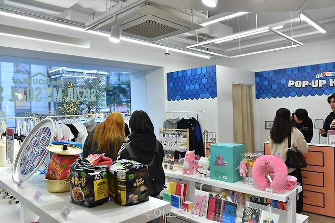 롯데백화점 본점 영플라자 1층에 조성된 서울마이소울 팝업하우스에 방문해 서울굿즈를 둘러보는 외국인 방문객/사진-서울관광재단