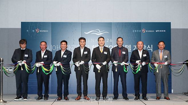 해남126호텔 개장 기념 테이프 커팅식 모습. (왼쪽부터) 주식회사 이지스 김성호 대표, 해남 화원면 발전문화체육회 이정곤 회장, 김성일 해남군의원, 주순선 전라남도 관광체육국장, 한국관광공사 서영충 사장직무대행, 명현관 해남군수, 해남군의회 이성옥 의장, 목포상공회의소 정현택 회장/사진-한국관광공사