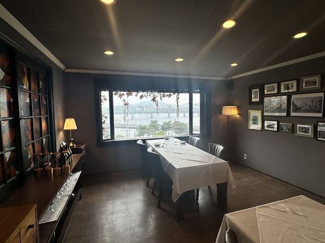 박대수 전 의원과 양금희 전 의원이 각각 올해 상반기 정치 후원금으로 식사를 한 서울 용산구의 한 이탈리안 파인다이닝. 한강의 야경을 볼 수 있어 사회관계망(SNS)에서는 프러포즈 성지로 유명하다. [사진 = 이기민 기자]