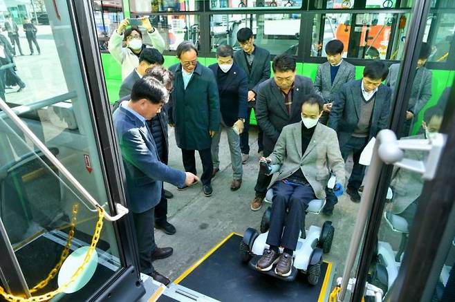 김형수 한국교통장애인협회 영주시지회장이 전기·저상버스에 탑승하고 있다. 영주시 제공