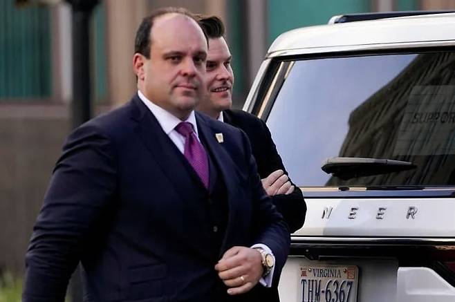 도널드 트럼프 미국 대통령 당선인의 법률 고문 역할을 해 온 측근 보리스 엡스타인(왼쪽). /로이터 연합뉴스