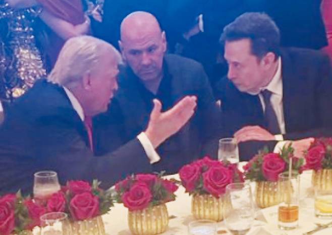 도널드 트럼프(왼쪽부터) 미국 대통령 당선인이 지난 5일 플로리다 마러라고 리조트에서 데이나 화이트 UFC 회장, 일론 머스크 테슬라 최고경영자와 대화하고 있다./ X(옛 트위터)