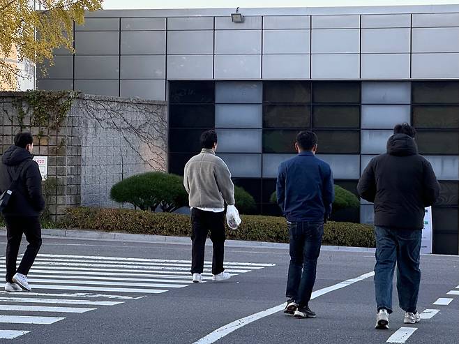 18일 오전 울산 북구 양정동 현대자동차 울산공장 앞 횡단보도에서 직원들이 외투 주머니에 손을 넣고 출근하고 있다. /뉴스1