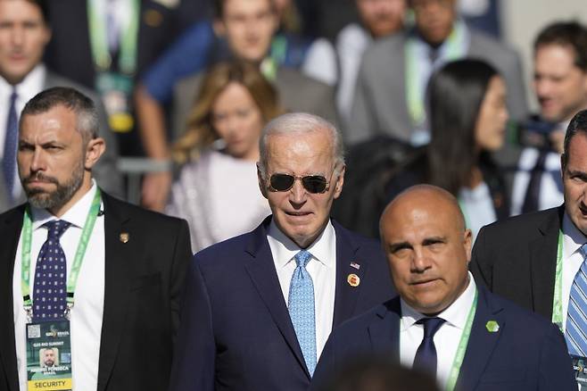 조 바이든 미국 대통령이 18일(현지시간) 브라질 리우데자네이루에서 열린 G20 정상회의에서 단체 사진 촬영에 늦게 도착하고 있다. AP 뉴시스