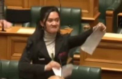 지난 14일(현지시간) 뉴질랜드 의회에서 법안에 반대하는 하나 라위티 마이피-클라크 마오리당 하원의원이 자리에서 일어나 법안 사본을 찢으며 ‘하카’를 시작하고 있다. 마이피-클라크 의원 인스타그램 갈무리 @teaomaorinews