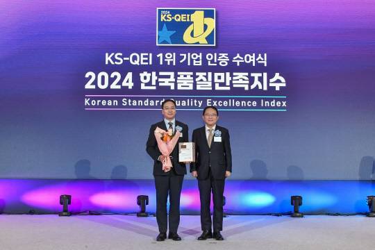 박윤경 영림원소프트랩 부사장(왼쪽)이 '2024 품질만족지수(KS-QEI) ERP' 부문에서 1위 기업 인증식에서 수상한 뒤 기념 사진을 찍고 있다. 영림원소프트랩 제공