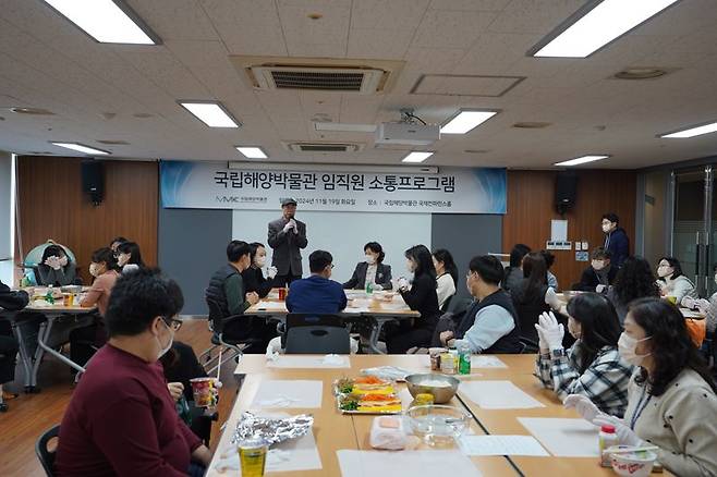 19일 국립해양박물관에서 임직원들이 직원 간 소통을 강화하기 위한 프로그램의 하나로 김밥을 만들고 있다. 국립해양박물관 제공