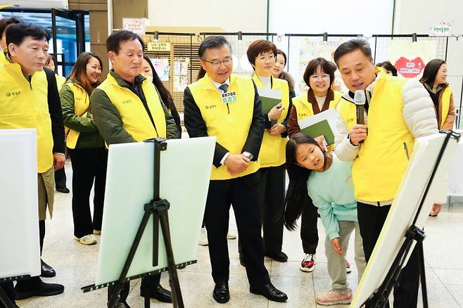 아동학대 예방 위한 캠페인에 나선 류경기 중랑구청장. 중랑구 제공