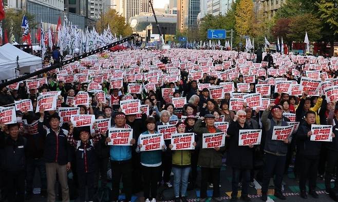 전국민주노동조합총연맹(민주노총), 전국민중행동, 진보대학생넷 등이 속한 윤석열정권퇴진운동본부(퇴진운동본부)가 9일 오후 4시 서울 중구 숭례문 앞과 세종대로 일대에서 ‘윤석열 정권 퇴진 1차 총궐기’(1차 총궐기)를 열고 있다. 신소영 기자 viator@hani.co.kr