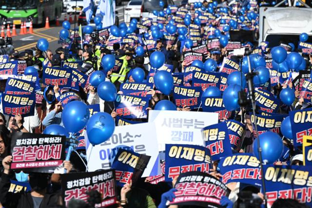 공직선거법 위반 혐의를 받는 이재명 더불어민주당 대표의 1심 선고가 열리는 지난 15일 서울 서초구 서울중앙지법 근처에 지지자들이 이 대표를 지지하는 집회에 참석하고 있다. 박시몬 기자