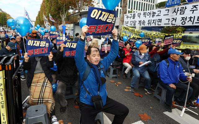 공직선거법상 허위사실 공표 혐의를 받는 더불어민주당 이재명 대표의 1심 선고 공판이 열린 15일 오후 서울 서초구 서울중앙지방법원 인근에서 더민주혁신회의 등 단체가 지지집회를 열고 손팻말을 들고 있다. 연합뉴스