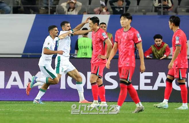 홍명보 감독이 이끄는 한국 축구대표팀이 15일 오후 용인미르스타디움에서 2026 북중미 월드컵 아시아지역 3차예선 이라크와 경기를 펼쳤다. 후반 대표팀이 이라크에 실점하고있다. 용인=정시종 기자 capa@edaily.co.kr /2024.10.15.