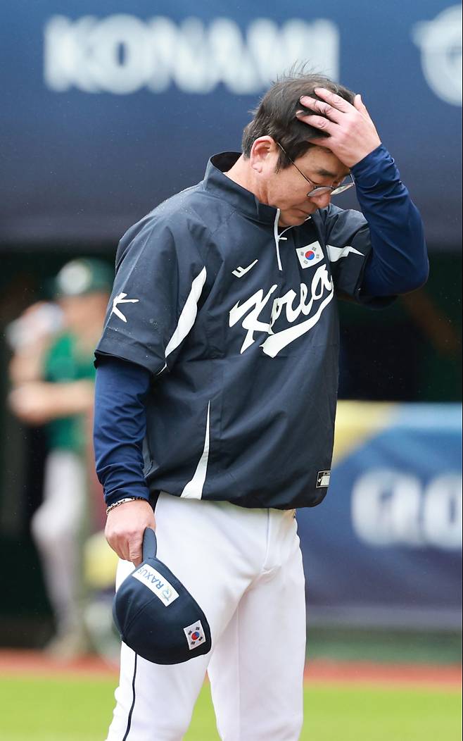 <yonhap photo-5591="">18일 오후 대만 타이베이 톈무야구장에서 열린 세계야구소프트볼연맹(WBSC) 프리미어12 2024 B조 조별리그 대한민국과 호주의 경기. 5-2로 호주에 승리한 대한민국의 류중일 감독이 더그아웃으로 향하고 있다. 사진=연합뉴스</yonhap>