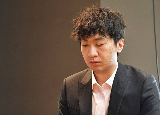 19일 열린 삼성화재배 4강전에서 롄샤오를 물리치고 결승에 진출한 당이페이. 사진 한국기원