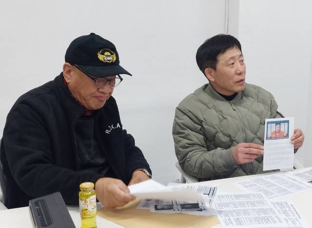 ▲ 납북자가족 단체가 19일 속초해양경찰서와 고성경찰서를 잇따라 방문, 동해 최북단 고성 저도어장과 통일전망대 인근에의 대북 전단 살포 절차를 협의한 가운데, 고성군 이장연합회와 연승협회 등 고성지역 단체와 지역주민들이 크게 반발하는 등 논란이 일고 있다. 최성룡(왼쪽) 납북자가족모임 대표와 박상학 자유북한연합 대표가 속초해양경찰서 방문후 기자회견을 하고 있다. 전인수