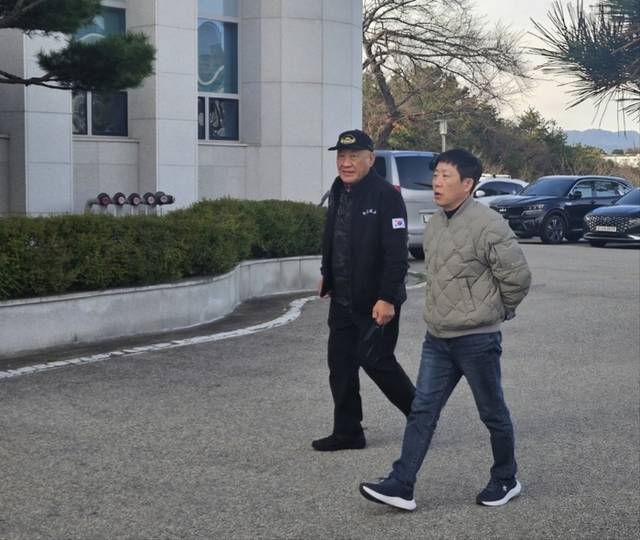 ▲ 납북자가족 단체가 19일 속초해양경찰서와 고성경찰서를 잇따라 방문, 동해 최북단 고성 저도어장과 통일전망대 인근에의 대북 전단 살포 절차를 협의한 가운데, 고성군 이장연합회와 연승협회 등 고성지역 단체와 지역주민들이 크게 반발하는 등 논란이 일고 있다. 최성룡(왼쪽) 납북자가족모임 대표와 박상학 자유북한연합 대표가 집회신고를 하기 위해 고성경찰서로 들어가고 있다. 전인수