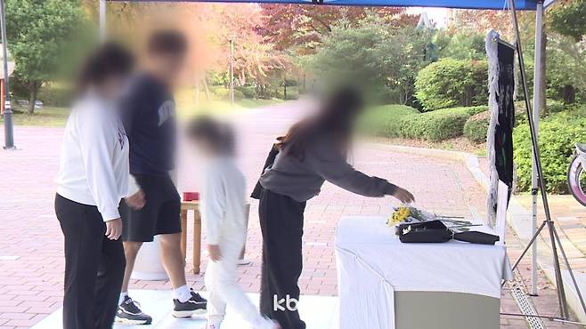 ▲ '초등생 참변' 사고가 일어난 광주광역시의 한 아파트에서 주민들이 수거 차량에 치여 숨진 초등생을 추모하고 있다.