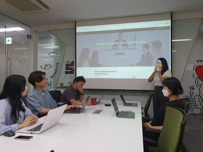 프라데도 프라도카밀라 글로벌 마케팅 담당자(오른쪽 두 번째)가 '리모트미팅'(화상회의 제품)을 설명하고 있다. 윤현주 기자