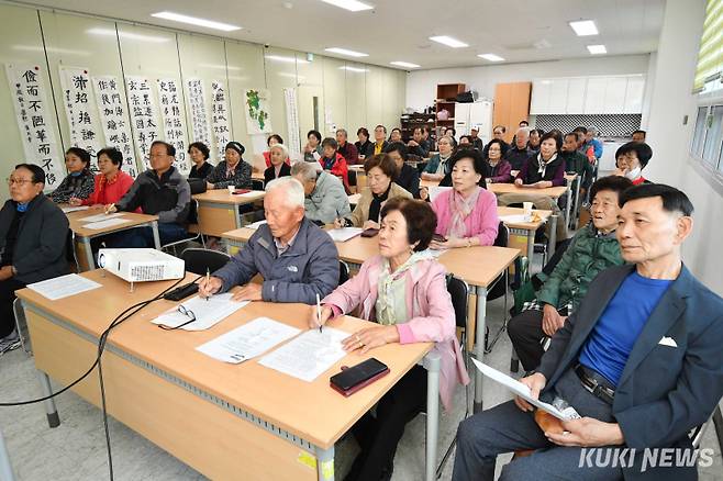 "나이들어도 열심히 배워요"증평읍 노인복지관에서 많은 어르신들이 역사 강의를 듣고 있다.