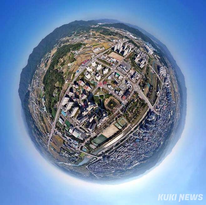 "하늘에서 내려다 본 압축도시 증평읍 전경"증평군은 압축도시 건설로&nbsp; 읍내 거점에 주거·복지·문화·교육 등 공공시설·서비스를 집적화하고 최적화해 주민 활용도를 높이고 있다. 권규상 국토연구원 책임연구원은 “인구가 급감한 지방 중소도시에서는 교통 등 기반시설에 들어갈 1인당 부담금액이 급격하게 증가할 것”이라며 “점점 늘어나는 도로 상하수도 등 인프라 유지비용도 문제다. 사람들이 사는 곳을 떠나 세수는 갈수록 주는데 이미 깔린 도로나 상하수도 등은 그대로 유지해야 하는 것도 재정을 크게 악화시키는 요인”이라고 말했다.