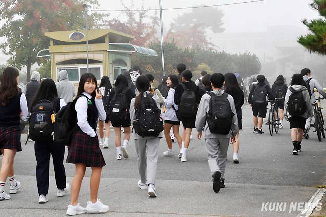 "날마다 인구가 늘어요"증평읍내 증평중학교 학생들이 등교하고 있다. 증평군의 인구가 지난해 9월 3만7213명보다는 214명 늘었다. 특히 연간 인구 증가율이 0.58%를 기록하면서 도내에서 가장 높았다. 올해 1~9월 출생아는 175명으로 지난해 같은 기간 125명보다 50명(40%) 많았다. 이것 역시 도내에서 가장 높은 증가율을 보였다. 증평군은 송산택지개발 이후 공동주택 건설, 정주 여건 개선, 37사단과 13특임여단 군인들의 꾸준한 전입 등을 인구 증가 요인으로 꼽았다.