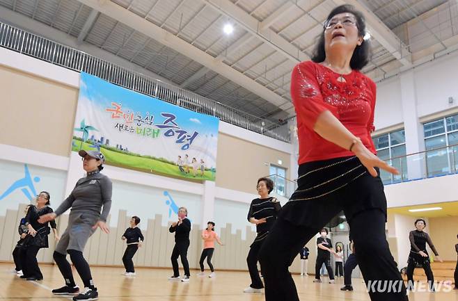 증평실내체육관에서 어르신들이 흥겨운 음악에 맞춰 실버댄스를 익히고 있다. 증평군에서는 20분도시 조성을 통해 주민들이 좀더 편리하게 생활하고 더 많은 공공·생활서비스를 누리는 경쟁력있는 증평을 실현해 갈 계획이다.