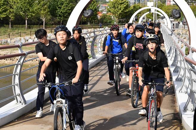 '증평읍 내 형석중학교 하굣길'인구 수가 급감하면서 폐교 위기에 놓은 많은 지자체의 학교들에 비해서 증평군 내 대부분의 학교는 학생수가 줄지않고 오히려 느는 추세이다.