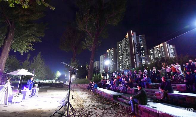 "만추의 가을 밤, 보강천에서 열린 버스킹 공연"증평군은 스마트솔루션사업(총사업비 25억원)과 스마트관광마스터플랜구축사업(총사업비 50억원)에 이어 주민 맞춤형 스마트도시 조성을 완성하기 위해 국토교통부의 스마트도시 공모사업을 준비하고 있다. 수요응답형 모빌리티, 스마트교차로, 자율주행 순찰로봇. 스마트24시 심야약국, AI자원회수 로봇 등 주민들이 안전하고 편리하게 이용할수 있는 도시서비스사업을 순차적으로 추진할 계획이다.