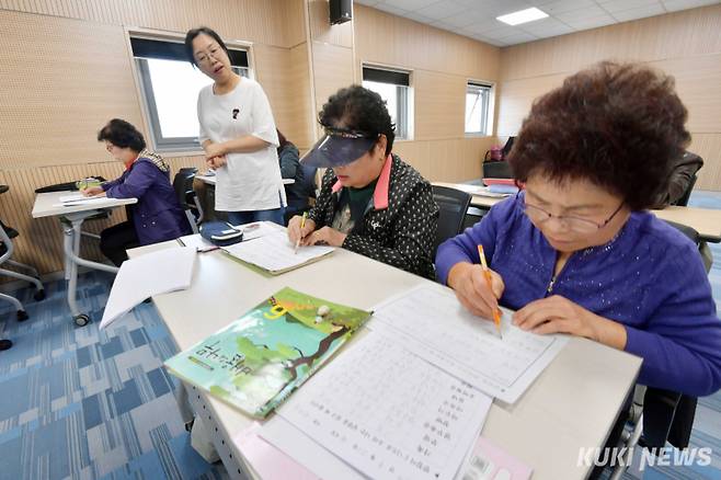 증평읍 송산리 김득신문학관에서 어른신들이 한글수업을 하고 있다. 증평군이 운영하고 있는 군립도서관·김득신문학관·청소년문화의집 군민에게 많은 사랑을 받고 있다. 도서관은 어린이자료실, 종합자료실 등 9만4천여권의 다양한 도서를 접할 수 있고, 1층에 조성된 북카페에서는 누구나 자유롭게 독서를 즐길 수 있다.